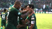 David da Silva dan Misbakus Solikin saat duel Persebaya vs Arema di Stadion Gelora Bung Tomo, Surabaya, Minggu (6/5/2018). (Bola.com/Aditya Wany)