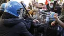 Demonstran berkelahi dengan polisi anti huru-hara di luar lower Chamber saat aksi protes pemilik restoran dan bisnis lainnya di Roma, Selasa (6/4/202). Mereka menuntut pembukaan kembali bisnis dan memprotes tindakan pembatasan untuk mengatasi lonjakan kasus COVID-19 (Cecilia Fabiano/Lapresse Via AP)