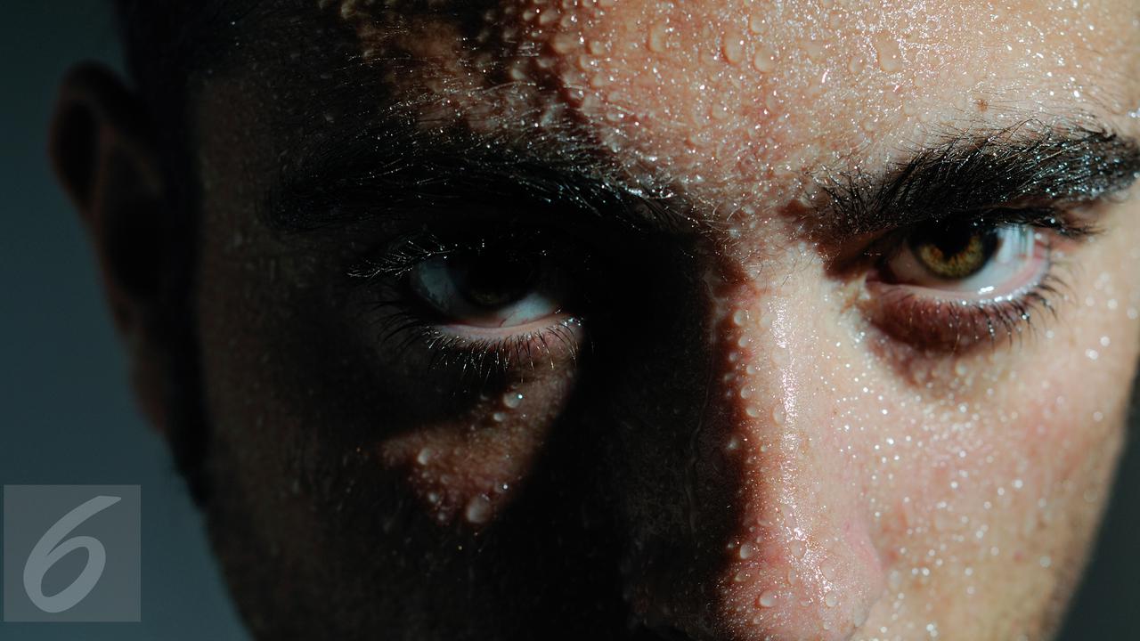 Pria Berkeringat Gerah