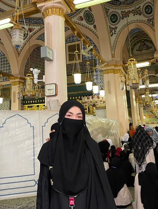 Pada beberapa waktu belakangan ini memang cukup banyak selebriti memilih untuk menjalani ibadah umrah. Unggah video saat panjatkan doa, banyak penggemar yang turut mendoakannya agar mendapat jodoh usai empat tahun menjanda. (Liputan6.com/IG/@imelpc)