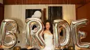 Sebagai bride to be, Jennifer Coppen kenakan mini tube dress putih dengan aksen berbulu yang jatuh ke lantai [@jennifercoppenreal20]