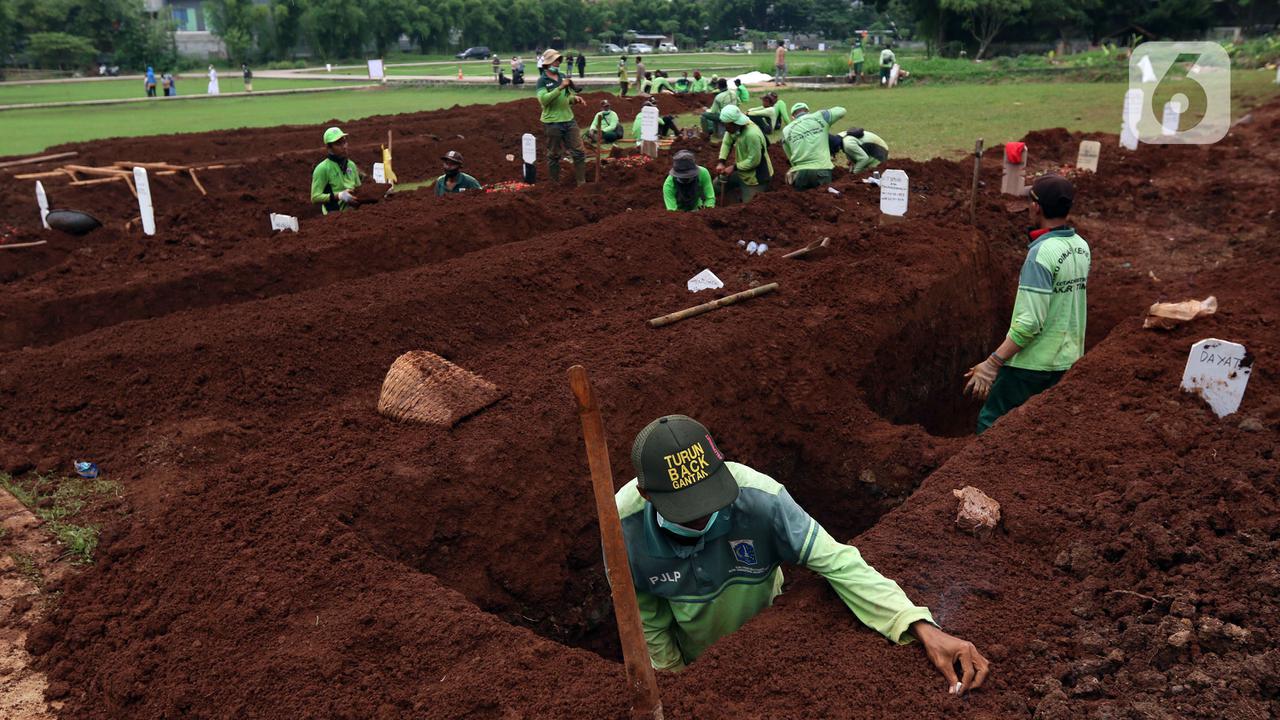 FOTO: Sebagian Lahan TPU Bambu Apus Digunakan Untuk Pemakaman Jenazah dengan Protokol COVID-19