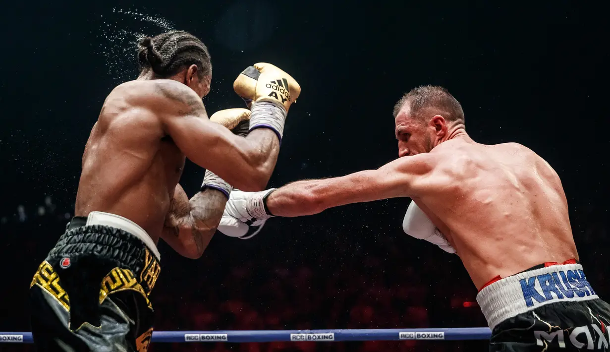 Petinju Rusia Sergey Kovalev (kanan) memukul petinju Inggris Anthony Yarde selama pertarungan gelar juara kelas berat ringan WBO di Chelyabinsk, Rusia, Sabtu (24/8/2019). Kovalev mempertahankan gelar juara kelas berat ringan WBO setelah merobohkan Yarde. (AP Photo/Anton Basanayev)