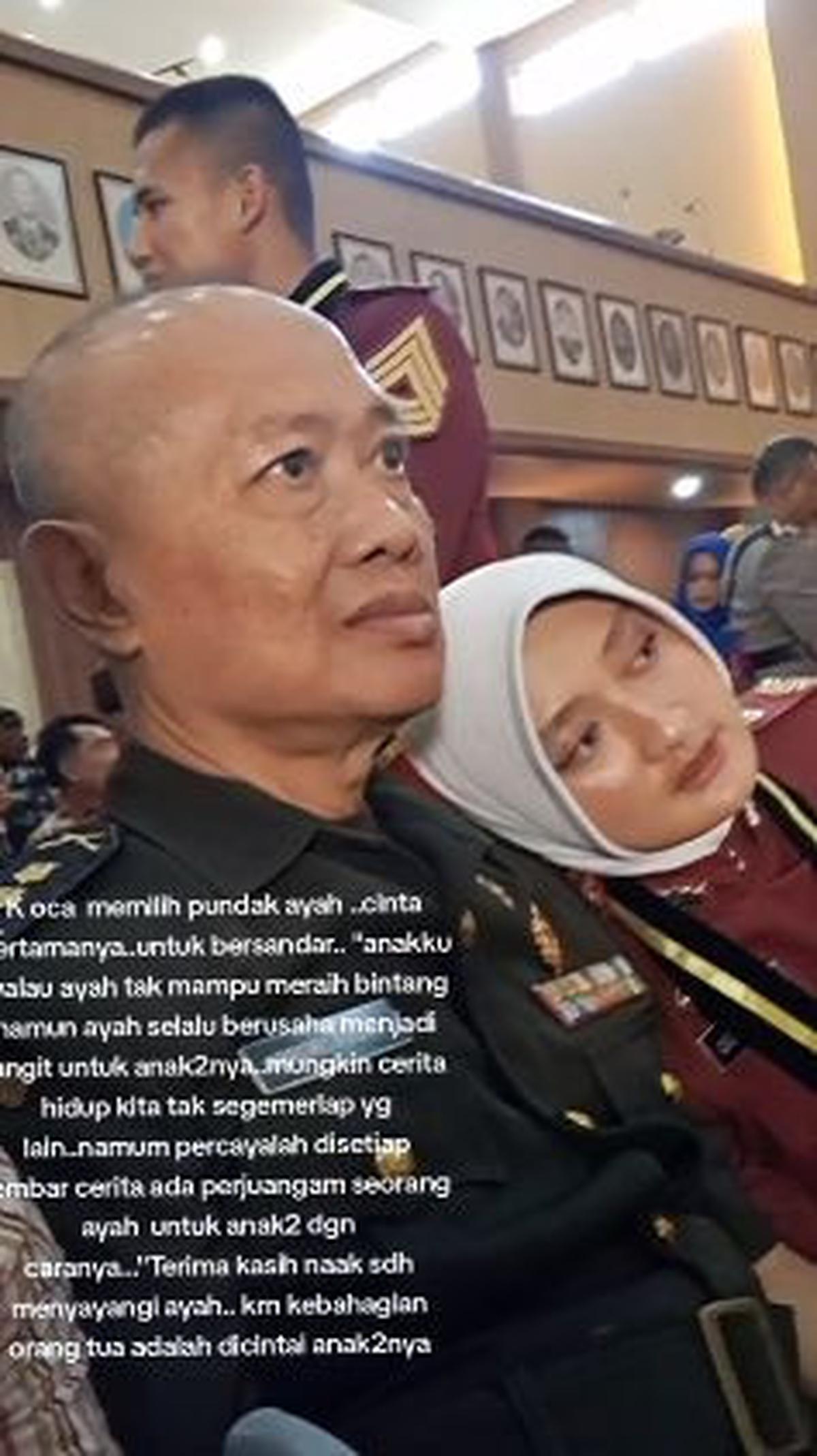 "Kak Oca memilih pundak ayah, cinta pertamanya untuk bersandar," tulis sang ibu, demikian dikutip dari keterangan video. <br>