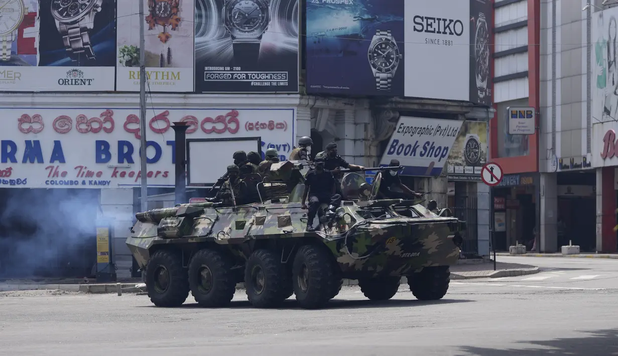 <p>Tentara Sri Lanka berpatroli selama jam malam di Kolombo, Rabu, 11 Mei 2022. Kementerian pertahanan Sri Lanka pada Selasa memerintahkan pasukan keamanan untuk menembak siapa pun yang menyebabkan korban jiwa atau properti publik untuk mencegah pembakaran yang meluas dan kekerasan massa yang menargetkan pendukung pemerintah. (AP Photo/Eranga Jayawardena)</p>