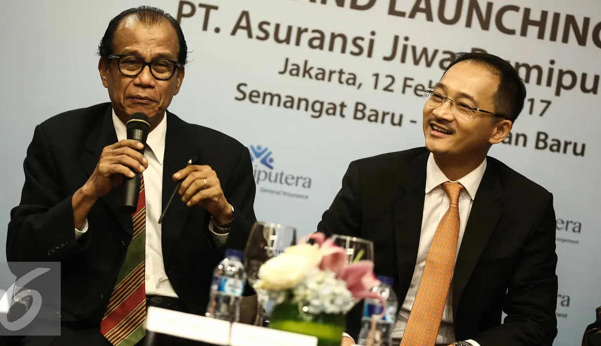 Ketua Koordinator Pengelola Statuta, Didi Achdijat (kiri) didampingi Wiroyo Karsono memberikan keterangan saat preskon grand launching PT. Asuransi Jiwa Bumiputera di Jakarta, Minggu (12/2). (Liputan6.com/Faizal Fanani)