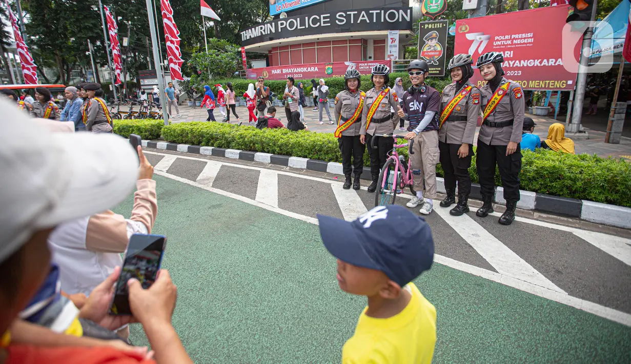 Sejumlah Polwan juga diajak berfoto oleh para pengunjung CFD. (Liputan6.com/Faizal Fanani)