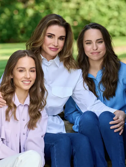 Ia bereksplorasi dalam memadukan denimnya. Kali ini kemeja putih dengan aksen kanton dan denim biru, menjadikan tampilannya begitu clean dan chic. [Foto: Queen Rania]