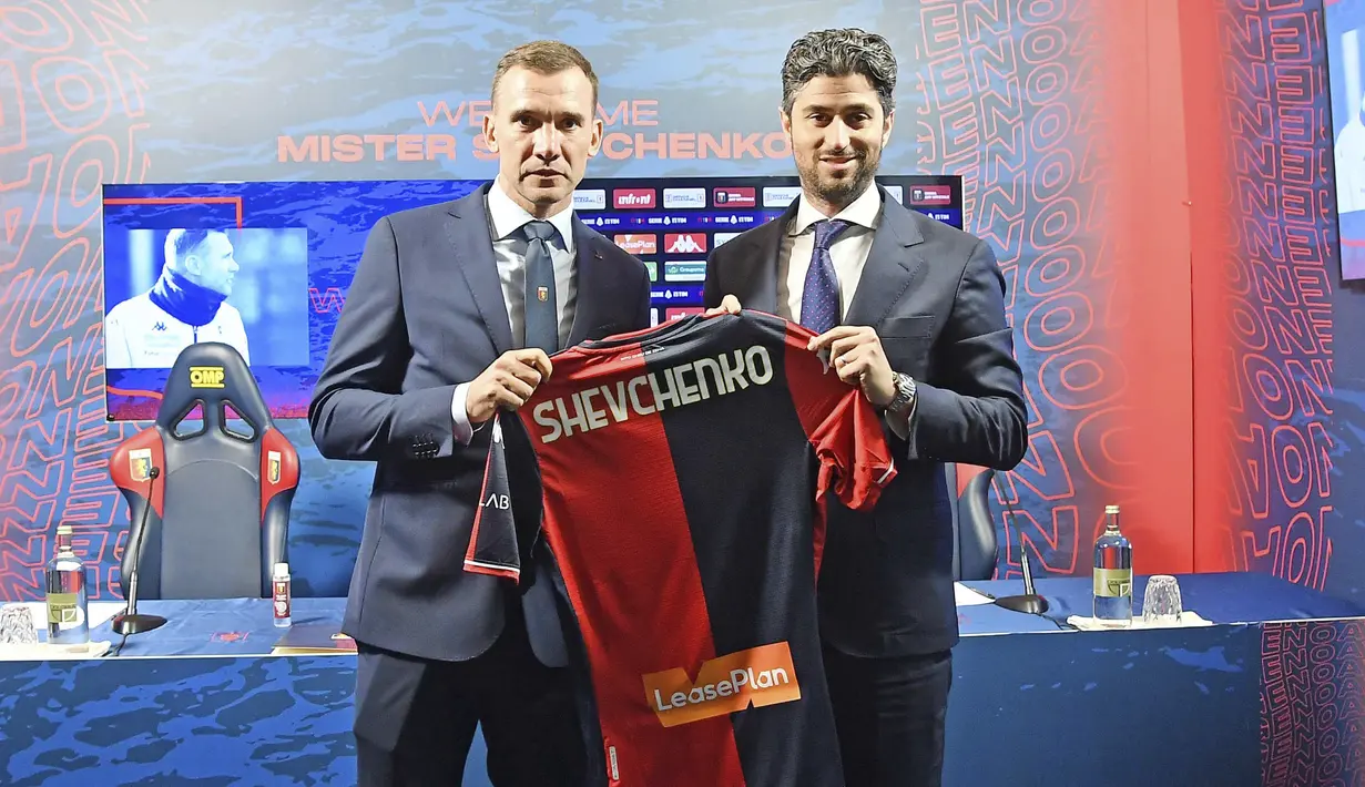 Pelatih baru Genoa Andriy Shevchenko (kiri) dan Presiden Josh Wander berpose dengan jersey tim selama presentasi resmi di stadion Luigi Ferraris di Genoa, Italia, Rabu (10/11/2021). Genoa secara resmi menunjuk Andriy Shevchenko sebagai pengganti Davide Ballardini. (Tano Pecoraro/LaPresse via AP)