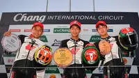 Pembalap binaan AHM, Decksa Almer Alfarezel (Kiri) berhasil meraih podium kedua pada race pertama putaran ke-5 di ajang Thailand Talent Cup (TTC) yang digelar di Chang International Circuit - Thailand (4-5/11). (Istimewa)