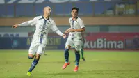 Pemain PSIS Semarang, Bruno Silva (kiri) merayakan gol kedua timnya ke gawang Persebaya Surabaya dalam laga pekan ke-6 BRI Liga 1 2021/2022 di Stadion Wibawa Mukti, Cikarang, Minggu (03/10/2021). (Bola.com/Bagaskara Lazuardi)