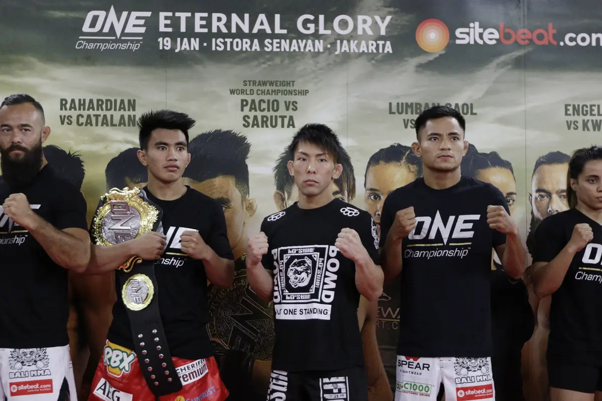 Para petarung MMA foto bersama usai latihan. (Bola.com/M. Iqbal Ichsan)