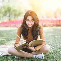 Menulis jurnal./Copyright shutterstock.com/g/Pondsaksit