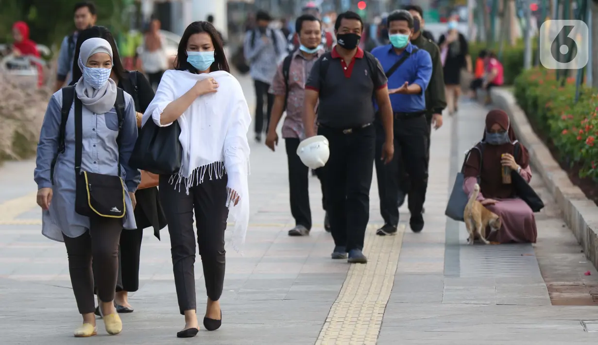 Pejalan kaki melintasi pedestrian Jalan Jenderal Sudirman, Jakarta, Rabu (23//9/2020). Menteri Keuangan Sri Mulyani Indrawati memastikan ekonomi nasional resesi pada kuartal III-2020. Kondisi ini akan berdampak pada pelemahan daya beli masyarakat hingga PHK. (Liputan6.com/Helmi Fithriansyah)
