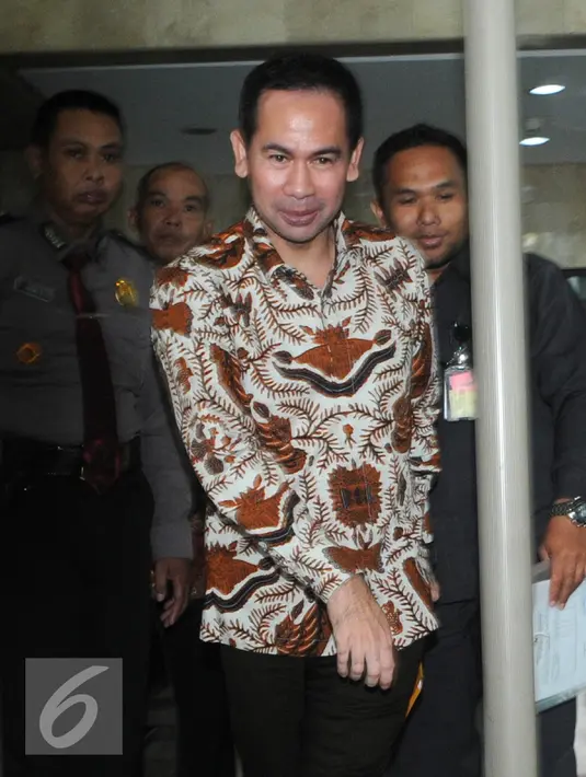 Tubagus Chaeri Wardhana alias Wawan meninggalkan Gedung KPK, Jakarta, Jumat (1/7). KPK memeriksa tiga orang saksi untuk dimintai keterangan dalam kasus Tindak Pidana Pencucian Uang yang dilakukan Wawan. (Liputan6.com/Helmi Afandi)