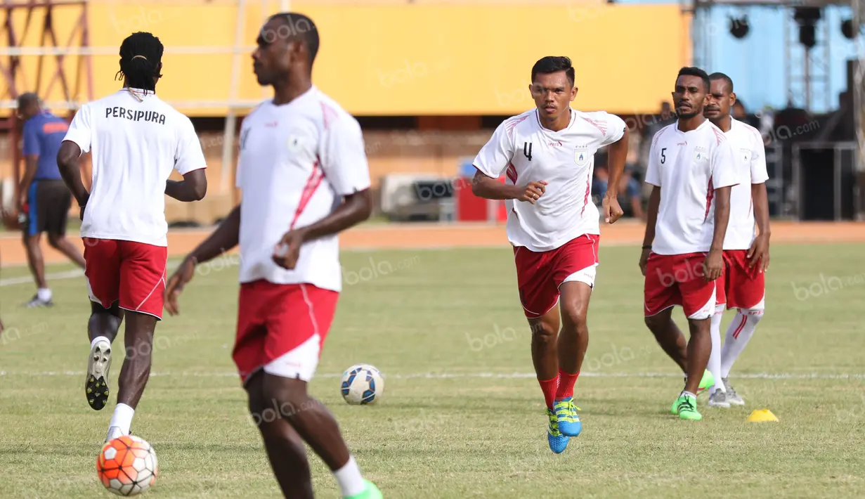 Ricardo Salampessy (4) dan para pemain Persipura Jayapura bersemangat saat berlatih di Stadion Mandala, Jayapura, Kamis (28/4/2016) jelang laga perdana Torabika Soccer Championship 2016 presented by IM3 Ooredoo. (Bola.com/Nicklas Hanoatubun)