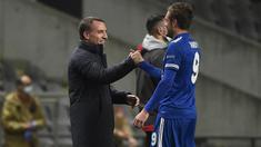 Pelatih Leicester City, Brendan Rodgers (kiri), menyalami striker Jamie Vardy usai laga lanjutan Liga Europa 2020/21 Grup G melawan SC Braga di Braga Municipal Stadium, Braga, Kamis (26/11/2020) waktu setempat. Leicester City bermain imbang 3-3 dengan SC Braga (AFP/Miguel Riopa)