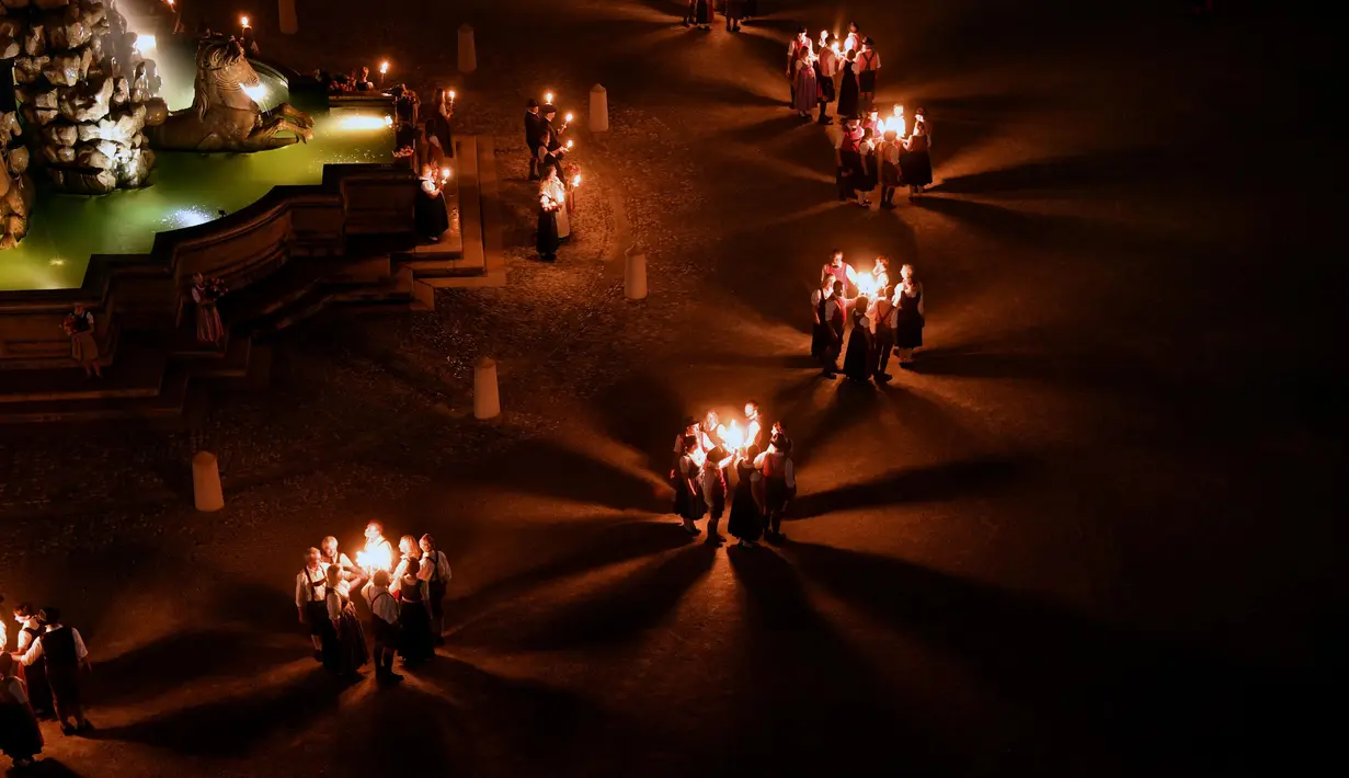 Penampilan para penari dalam Festival Salzburg di Kota Salzburg, Austria (22/7). Festival yang digelar setiap tahun ini menarik sekitar 70.000 penggemar budaya ke pusat kota bersejarah Salzburg. (Barbara Gindl/APA/AFP)