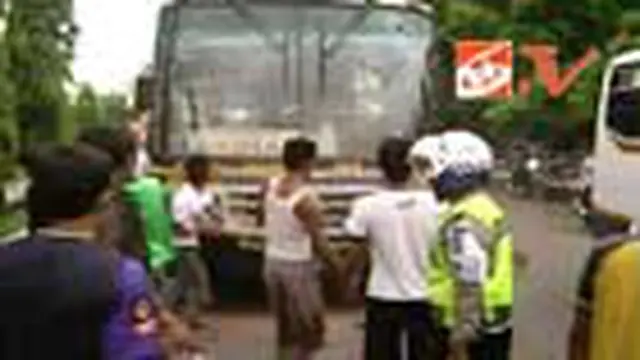 Tabrak Motor, Tiga Bus Dibakar Massa
