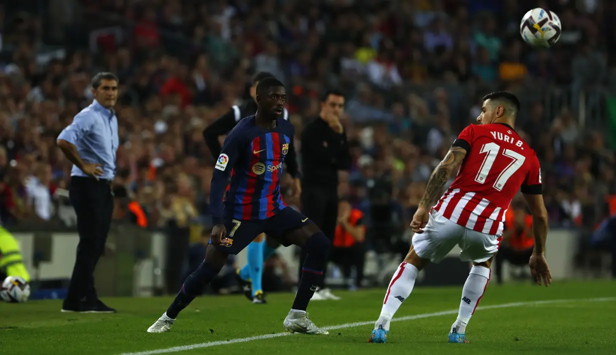 Penyerang Barcelona Ousmane Dembele berebut bola dengan bek Athletic Bilbao Yuri Berchiche pada pekan ke-11 Liga Spanyol 2022/2023 di Camp Nou, Senin dini hari WIB (24/10/2022). Empat gol Barcelona dilesakkan Ousmane Dembele, Sergi Roberto, Robert Lewandowski dan Ferran Torres. (AP Photo/Joan Monfort)