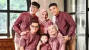 <p>Tampil senada dengan warna plum purple, outfit keluarga Fuji terlihat elegan. Dikombinasikan dengan coklat susu, pilihan warna busana ini bisa jadi inspirasimu. [Instagram/fuji_an]</p>