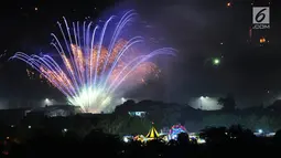 Pesta kembang api saat malam Tahun Baru 2019 di kawasan Candi Prambanan, Klaten, Yogyakarta, Selasa (1/1). Kembang api warna-warni memeriahkan datangnya Tahun Baru 2019. (Liputan6.com/Gholib)