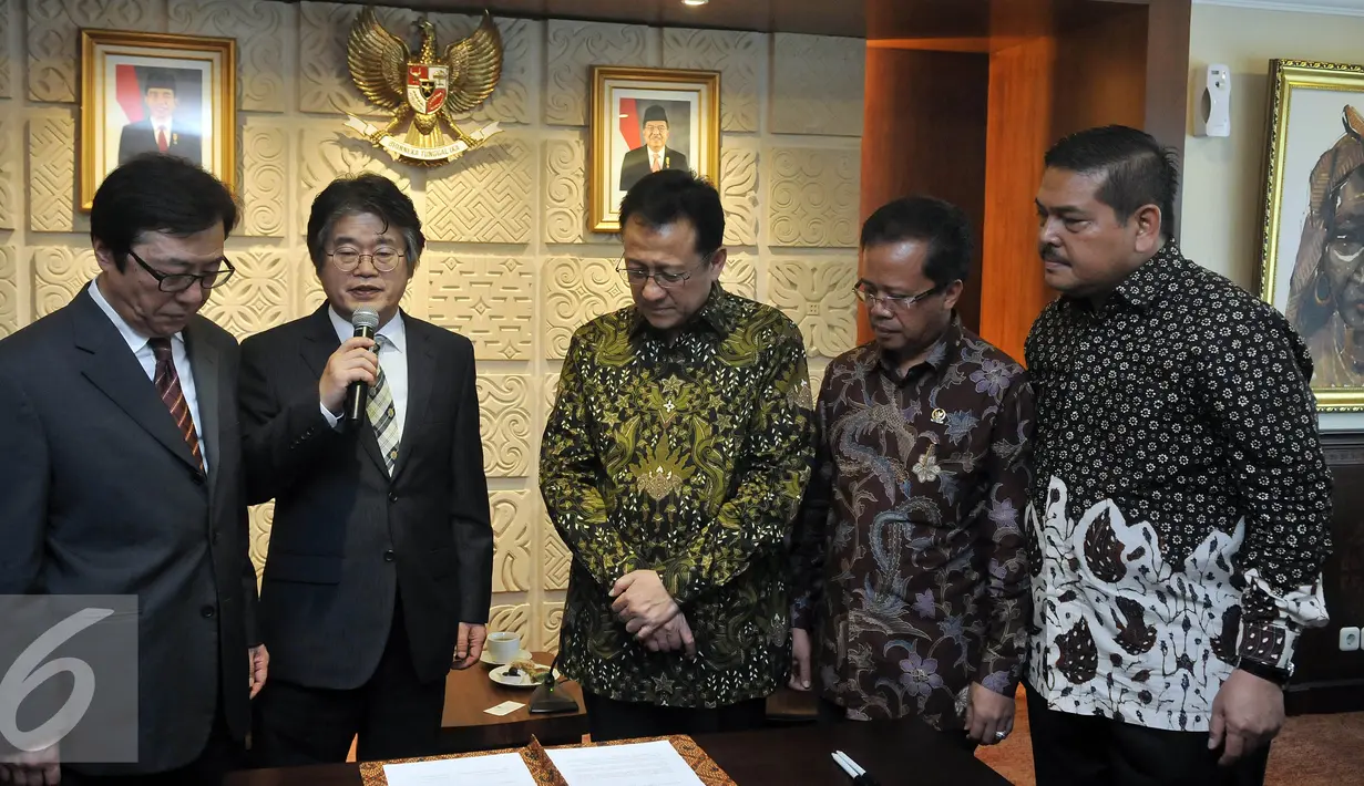 Ketua DPD Irman Gusman (ketiga kanan) saat  menerima kunjungan President of GNB Biotech Seoul National University Korea Young Joon Ahn (kiri), President of GWP Korea KWan Eung Lee (kedua kiri), Jakarta, Rabu (6/4). (Liputan6.com/Johan Tallo)