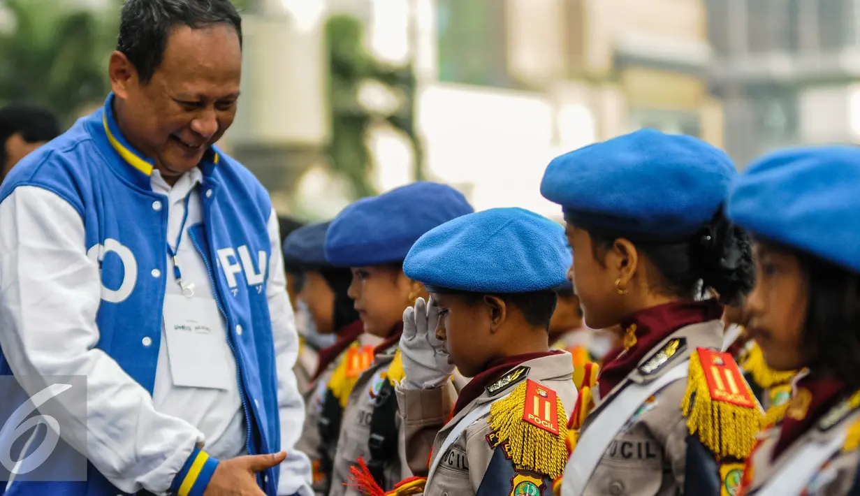 Wakapolda Metro Jaya, Brigjen Suntana memberikan selamat Polisi Cilik usai menunjukkan keahliannya di acara HUT ke-61 Polantas, Jakarta, Minggu (18/9). Kehadiran Polisi Cilik membuat acara semakin seru dan menarik (Liputan6.com/Faizal Fanani)