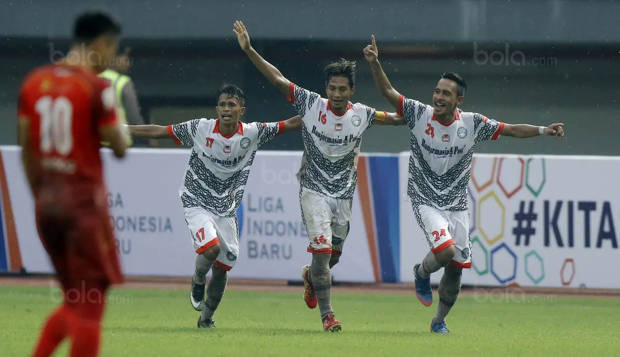 Para pemain Martapura FC merayakan gol yang dicetak Qischil Gandrum Minny ke gawang Martapura FC pada laga 8 besar Liga 2 Indonesia di Stadion Patriot, Bekasi, Kamis (9/11/2017). Persis kalah 0-1 dari Martapura FC. (Bola.com/M Iqbal Ichsan)