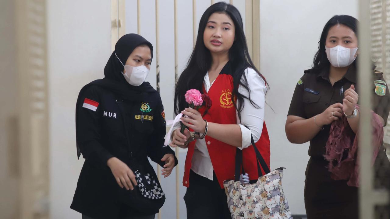 FOTO: Laras Faizati Bebas Bersyarat Usai Sidang Vonis Penghasutan