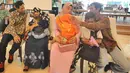 Dua orang ABK berbincang dengan keluarganya di Gedung Kemenlu, Jakarta (2/4). Kementerian Luar Negeri RI berhasil membebaskan enam anak buah kapal (ABK) asal Indonesia yang disandera di wilayah konflik Benghazi, di Libya. (Merdeka.com/Arie Basuki)