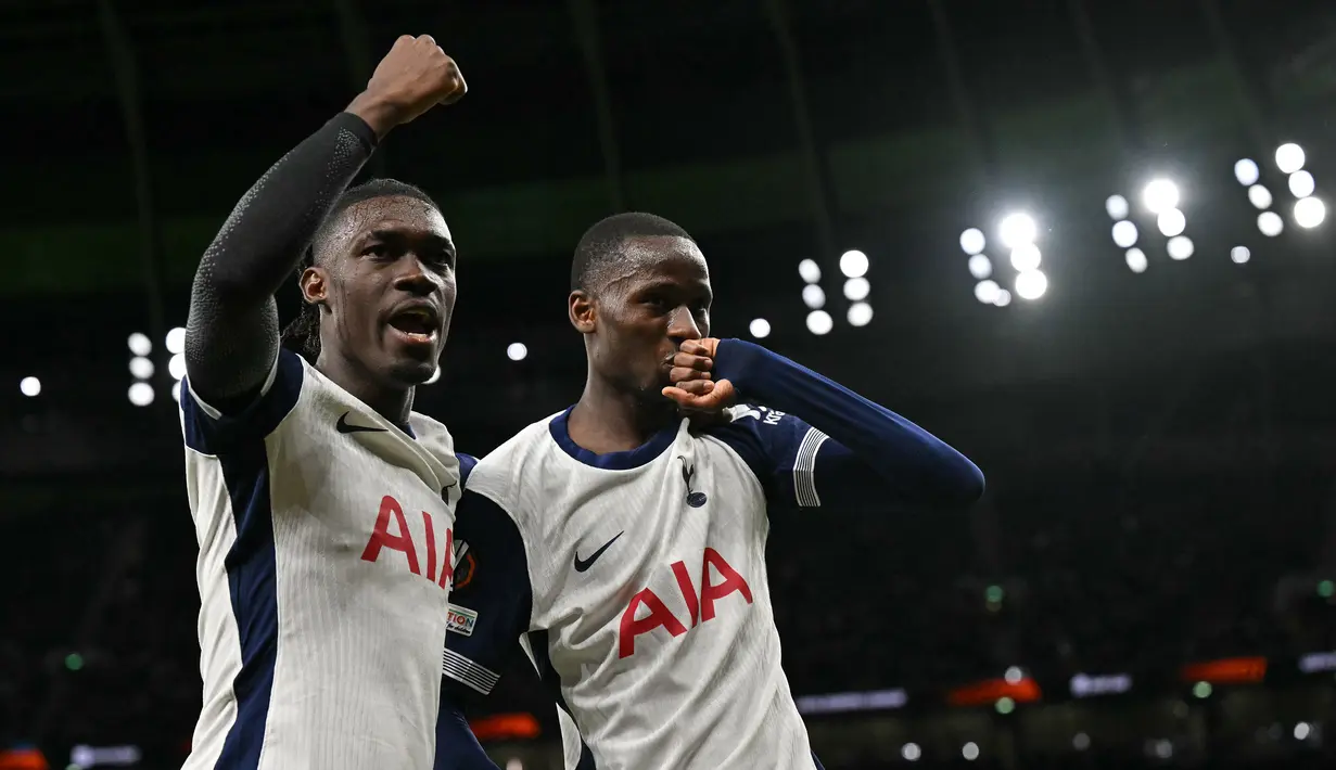 Di babak kedua, intensitas pertandingan meningkat. Pada menit ke-52, Pape Sarr (kanan) berhasil menggandakan keunggulan Tottenham Hotspur atas Qarabag dan mencatatkan namanya di papan skor. (Glyn KIRK/AFP)