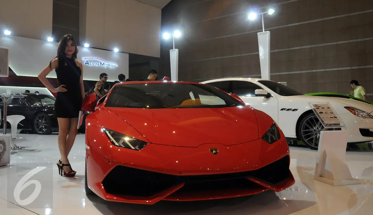 Seorang model bergaya di stand mobil Lamborghini yang dipamerkan di Indonesia International Motor Show 2015 di JI Expo Kemayoran Jakarta, Rabu (19/8/2015). Puluhan merek kendaraan ternama ikut ambil bagian dalam IIMS 2015.(Liputan6.com/Helmi Fithriansyah)