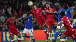 Di luar dugaan, Tunisia mampu menyamakan skor 1-1 tujuh menit kemudian. Gol dicetak juga lewat sundulan kepala yang dilesakkan Montassar Talbi usai menerima umpan tendangan bebas Anis Slimane. (AP/Christophe Ena)