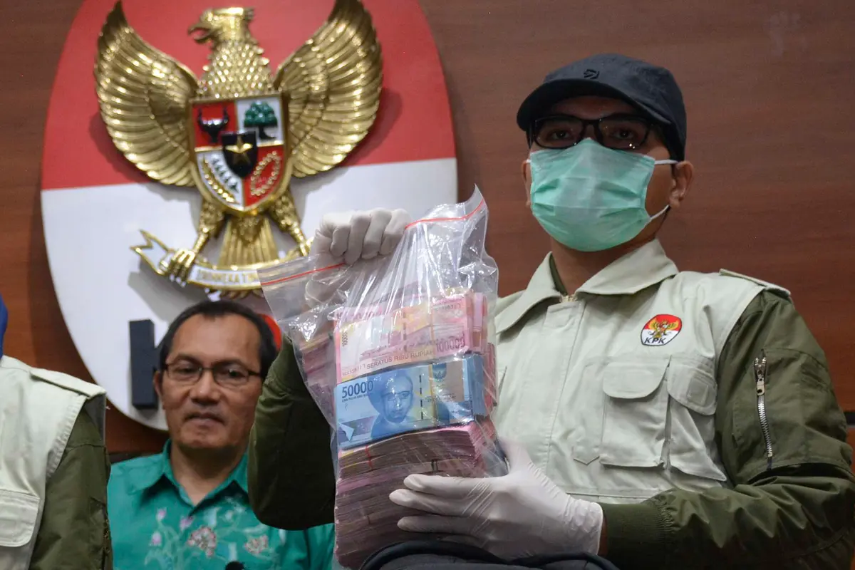 20170621-KPK Tunjukkan Barang Bukti OTT Gubernur Bengkulu-Afandi