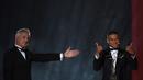 Striker PSG, Kylian Mbappe (kanan) bereaksi setelah menerima penghargaan Trophee Kopa pada seremoni Ballon d'Or 2018 di Paris, Senin (3/12). Mbappe menjadi pemain pertama dalam sejarah yang memenangi penghargaan Trophee Kopa. (FRANCK FIFE/AFP)