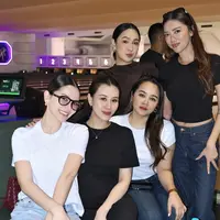 Melengkapi tampilannya dengan kacamata frame hitam, serta anting-anting silver. Wajahnya dipulas natural pancarkan aura calon pengantin dengan rambut panjangnya diikat ke belakang.  [@aaliyah.massaid]