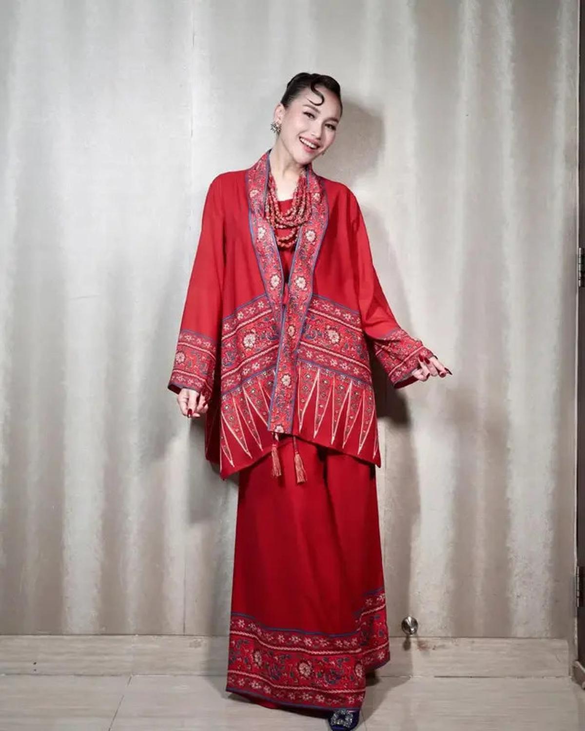 8 Potret Ayu Ting Ting Pakai Batik, Anggun dan Elegan di Berbagai Momen