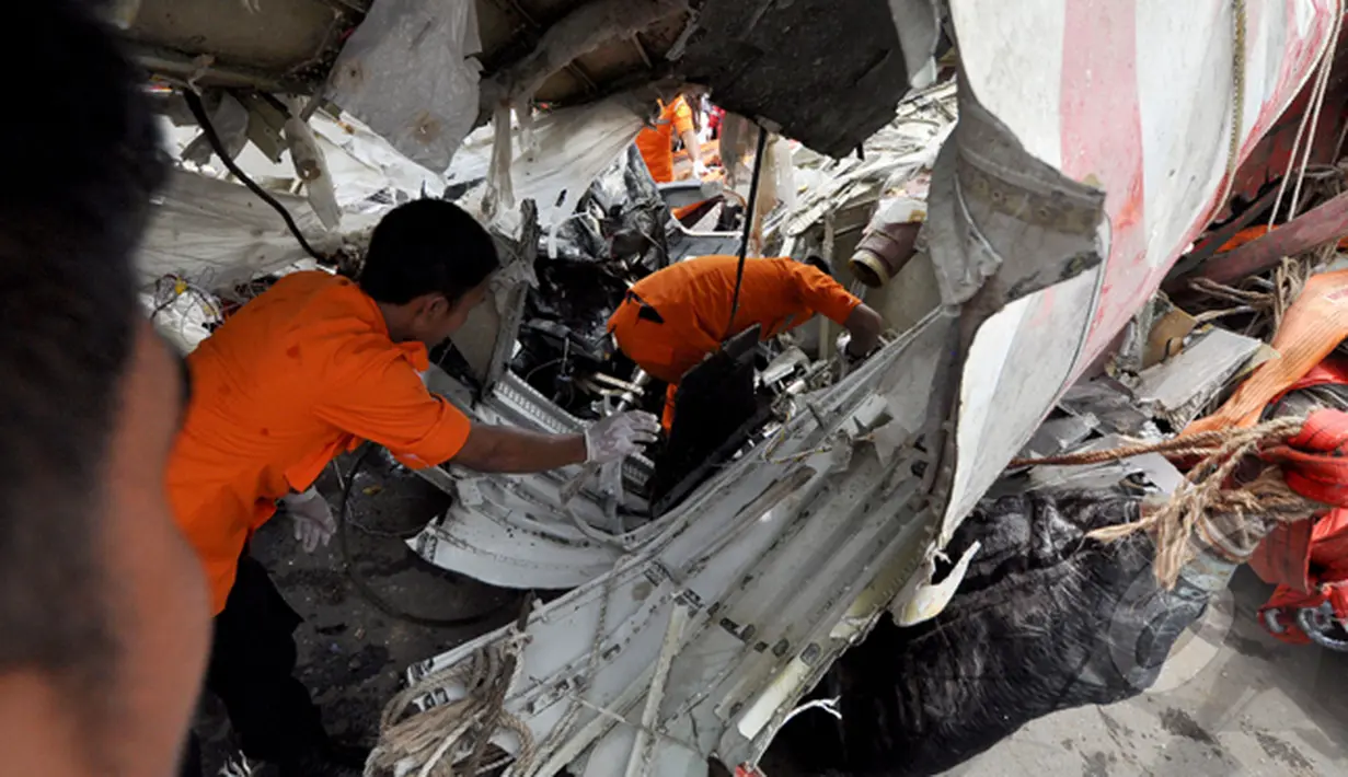 Petugas Basarnas memeriksa bagaian dalam dari bangkai badan pesawat Airasia QZ8501, Pelabuhan Tanjung Priok, Jakarta, Senin (2/3/2015).  (Liputan6.com/Faizal Fanani)