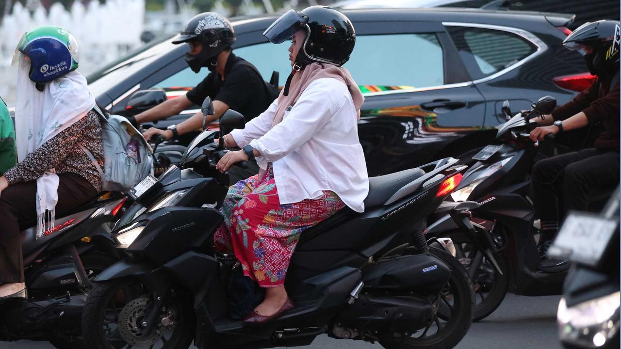 FOTO: Kebaya Warnai Peringatan Hari Kartini di Ruang Publik