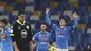 Gelandang Napoli, Eljif Elmas (kanan) berselebrasi usai mencetak gol ke gawang Spezia pada pertandingan perempat final Coppa Italia di stadion Maradona di Naples, Italia, Jumat (29/1/2021). Kemenangan ini mengantarkan Napoli ke semifinal Coppa Italia. (Alessandro Garofalo/LaPresse via AP)