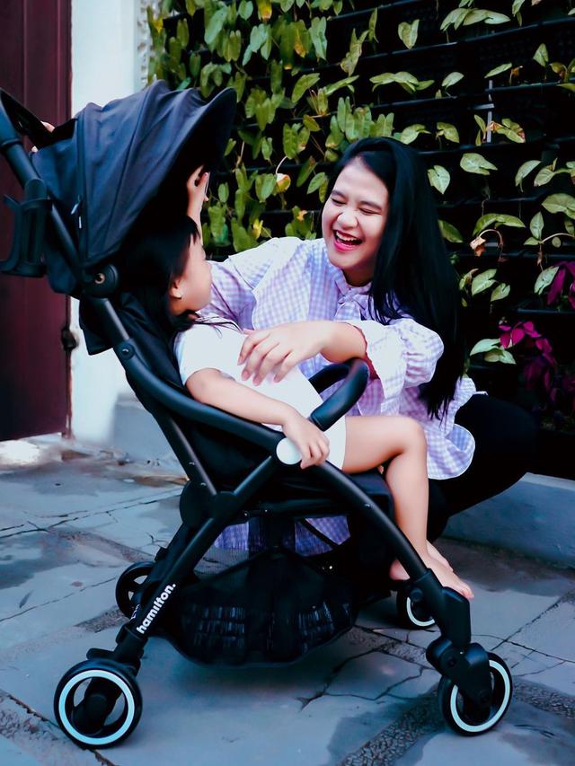 Tengah Hamil Anak Ketiga, Ini 6 Potret Kahiyang Ayu Momong Dua Buah Hatinya