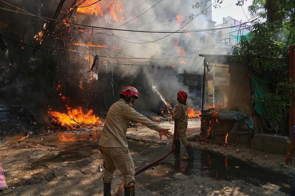 FOTO: Evakuasi Dramatis Korban Kebakaran Hotel di New Delhi