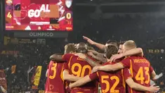 Sejumlah pemain AS Roma merayakan gol keempat timnya yang dicetak oleh Dean Huijsen pada laga lanjutan Liga Italia 2023/2024 melawan Cagliari di Olympic Stadium, Roma, Italia, Selasa (06/02/2024) dini hari WIB. (AP Photo/Andrew Medichini)