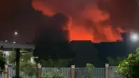 Diduga Kebakaran terjadi di gudang peluru Batalyon Artileri Medan (Yonarmed) 07/155 GS Kodam Jaya, Jawa Barat. (Foto: Tangkapan layar video yang beredar di media sosial).