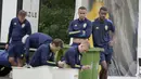 Pemain Swedia Albin Ekdal dan Ludwig Augustinsson duduk di pemandian es, setelah sesi latihan di Gothia Park Academy di Gothenburg, Swedia, Selasa (22/6/2021).  Laga ini menjadi penentuan bagi kedua negara agar bisa lolos ke babak 16 besar atau fase gugur. (Adam Ihse/TT News Agency via AP)