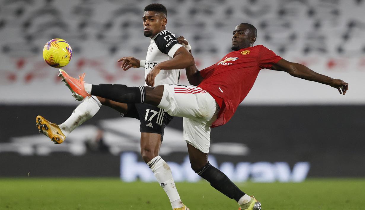 Eric Bailly - Kehadiran Raphael Varane membuat posisi Bailly kian terancam di lini belakang MU. Performa yang terus menurun membuat Bailly jarang dimainkan di bawah kepelatihan Solskjaer. (AFP/Adrian Dennis)