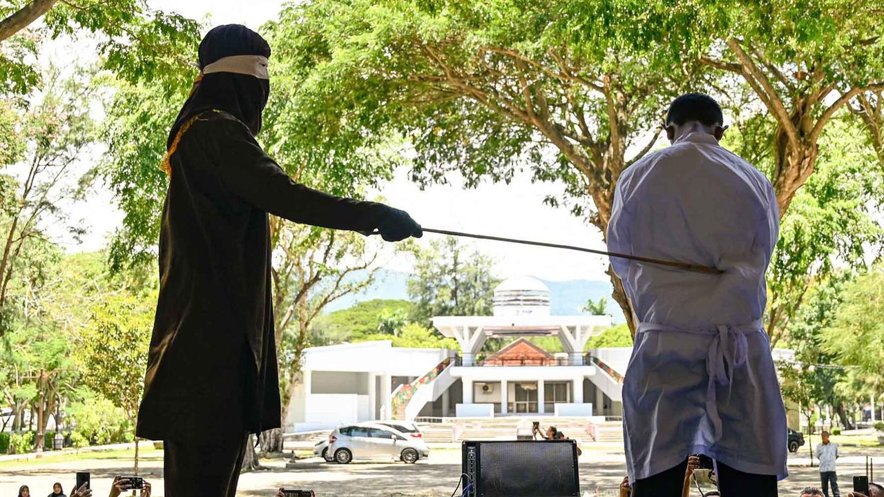 FOTO: 10 Terpidana Dicambuk di Banda Aceh, Termasuk Pasangan Sesama Jenis