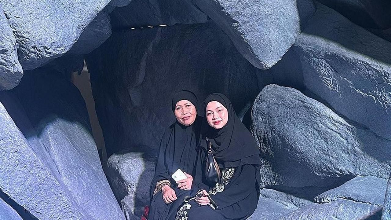 Potret Lady Rara Jalani Ibadah Umrah Bersama Sang Ibunda, Penampilannya Curi Perhatian
