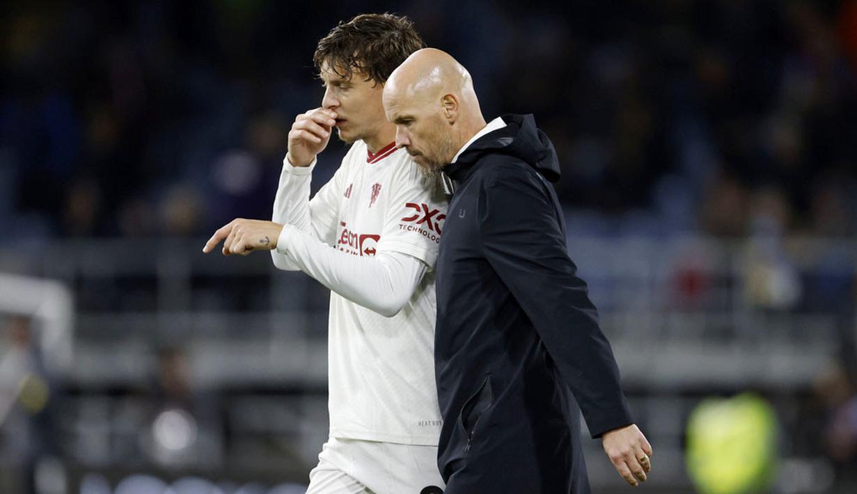 Pelatih Manchester United, Erik ten Hag, berbincang dengan Victor Lindelof saat melawan Burnley pada laga Liga Inggris di Stadion Turf Moor, Minggu (24/9/2023). Dengan kemenangan ini, Man United merangsek naik ke posisi delapan klasemen sementara Premier League. Skuad asuhan Erik ten Hag mengumpulkan sembilan poin dari enam laga. (Richard Sellers/PA via AP)